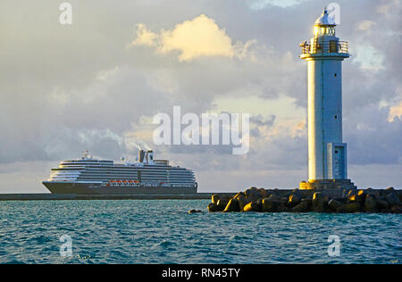 Der Holland America Vista-Klasse Kreuzfahrtschiff m/s Westerdam in Ishigaki Island, Japan verankert. Stockfoto