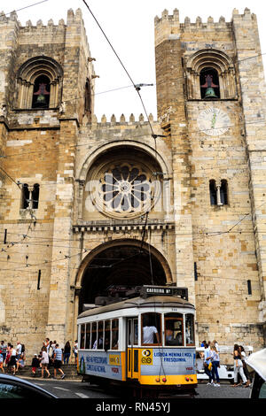 Die Kathedrale und der Straßenbahnlinie 28, zwei der bekanntesten touristischen Attraktionen in der portugiesischen Hauptstadt Lissabon, Portugal Stockfoto