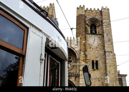 Die Kathedrale und der Straßenbahnlinie 28, zwei der bekanntesten touristischen Attraktionen in der portugiesischen Hauptstadt Lissabon, Portugal Stockfoto