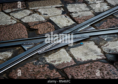 Straßenbahn Linien auf dem Hintergrund der alten Stein Straße. Stockfoto