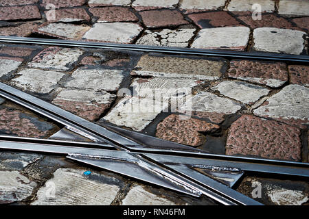 Straßenbahn Linien auf dem Hintergrund der alten Stein Straße. Stockfoto