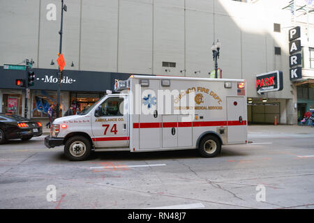 CHICAGO, IL - ca. März 2016: Chicago Feuerwehr Krankenwagen tagsüber. Die Chicago Feuerwehr (CFD) bietet eine Brandunterdrückung und eme Stockfoto