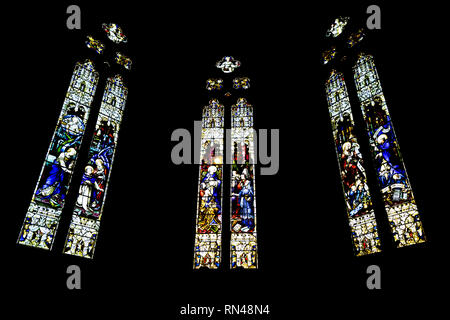 Triptychon der Buntglasfenster von St Patrick's Cathedral auf schwarzem Hintergrund in Melbourne, Victoria, Australien Stockfoto