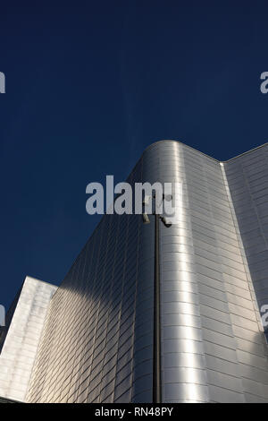 Modernes Gebäude außen mit Aluminium-Regenschirm Verkleidung, Sonnenlicht reflektiert von gebogenen Aluminium Schindeln in Bury Stadtzentrum, lancashire uk Stockfoto