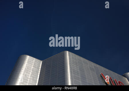 Modernes Gebäude außen mit Aluminium-Regenschirm Verkleidung, Sonnenlicht reflektiert von gebogenen Aluminium Schindeln in Bury Stadtzentrum, lancashire uk Stockfoto