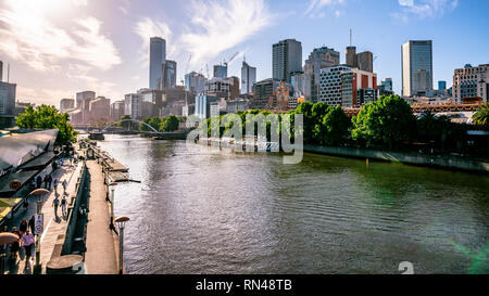 2. Januar 2019, Melbourne, Australien: Yarra River View im Zentrum von Melbourne mit Uferpromenade und Melbourne Skyline in Victoria Australien Stockfoto