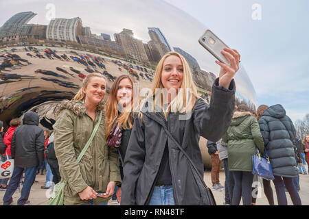 CHICAGO, IL - ca. März 2016: Frau ein selfie in der Nähe von Cloud Gate. Cloud Gate ist eine öffentliche Skulptur von indisch-britischen Künstlers Anish Kapoor geboren. Stockfoto