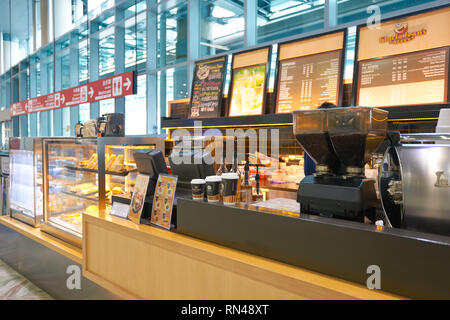 MACAO, CHINA - 17. FEBRUAR 2016: Innenseite der Macau International Airport. Macau International Airport ist ein internationaler Flughafen in der speziellen Verwaltung Stockfoto