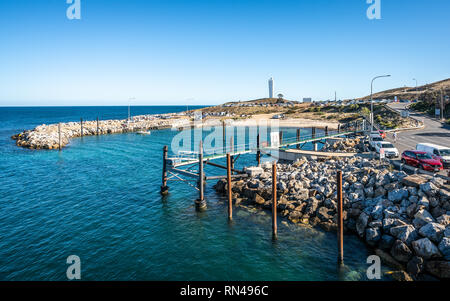 1. Januar 2019, Cape Jervis, South Australia: Cape Jervis Landspitze Panorama mit dem Boot Hafen und Cape Jervis Leuchtturm in SA Australien Stockfoto