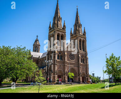 31. Dezember 2018, Adelaide South Australia: Seitenansicht des St. Peter's Cathedral eine anglikanische Kathedrale Kirche und Creswell Gärten Green Park in Adel Stockfoto