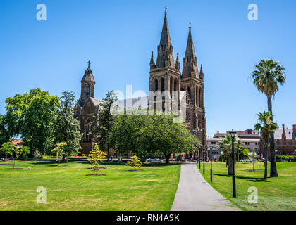 31. Dezember 2018, Adelaide South Australia: Seitenansicht des St. Peter's Cathedral eine anglikanische Kathedrale Kirche und Creswell Gärten Green Park in Adel Stockfoto