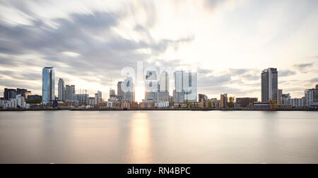 Die Skyline von Canary Wharf, London, mit der Sonne hinter den Büros Dieser fanancial Bezirk Stockfoto