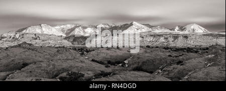 Mt. Mellenthin & Mt. Peale Aufstieg über den Mesa bei Sonnenuntergang, von Sandbänken Erholungsgebiet in Moab, Utah gesehen. (Schwarz und Weiß) Stockfoto