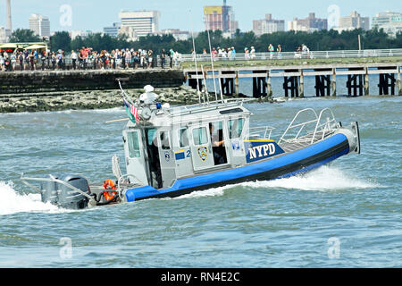 New York, USA. 27 Aug, 2015. Atmosphäre, Polizei Boot am Donnerstag, 27.August 2015 Fahrt des Ruhmes CitySightseeing Cruise Foto Op am Pier 78 in New York, USA. Quelle: Steve Mack/S.D. Mack Bilder/Alamy Stockfoto