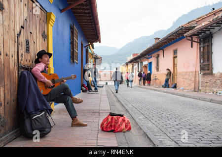 Jungen Gitarristen, die auf der Straße von Candelaria, dem historischen Viertel von Bogota, Kolumbien. Sep 2018 Stockfoto