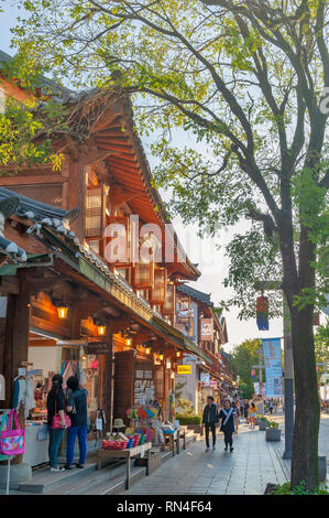 Souvenirs am alten Haus in traditionelle koreanische Architektur in Jeonju Hanok Dorf, Südkorea gebaut verkauft Stockfoto