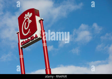 Ein logo Zeichen außerhalb von einem Küken-fil-ein Restaurant Lage in Martinsburg, West Virginia am 13. Februar 2019. Stockfoto