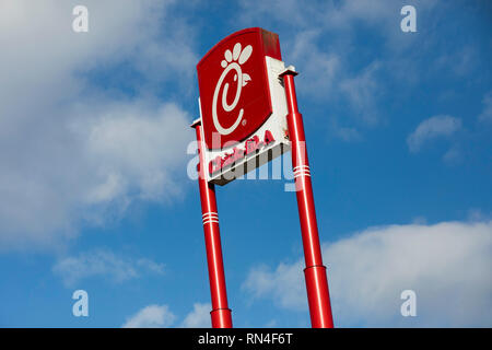 Ein logo Zeichen außerhalb von einem Küken-fil-ein Restaurant Lage in Martinsburg, West Virginia am 13. Februar 2019. Stockfoto