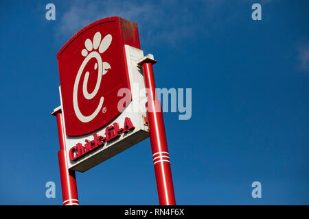 Ein logo Zeichen außerhalb von einem Küken-fil-ein Restaurant Lage in Martinsburg, West Virginia am 13. Februar 2019. Stockfoto