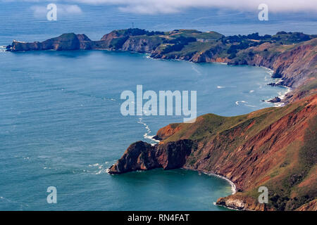 Zerklüfteten Steilküste über dem Pazifischen Ozean von der Point Bonita Leuchtturm in Marin County in Kalifornien, Fliegen aus San Francisco, USA Stockfoto