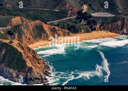 Zerklüftete Steilküsten von Bunker des Teufels schieben und Grauwale Strand in San Mateo County, Nordkalifornien, Fliegen aus San Francisco, USA Stockfoto