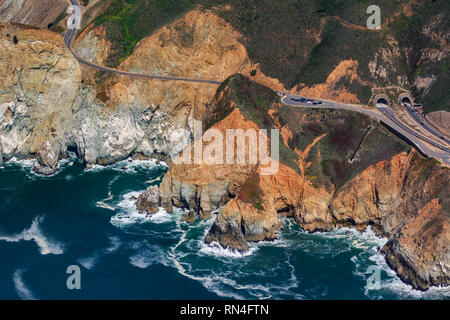 Zerklüftete Steilküsten mit dem Tunnel des Teufels Folie in San Mateo County, Nordkalifornien, Fliegen aus San Francisco, USA Stockfoto