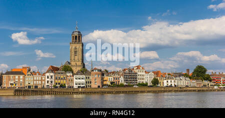 Panorama von Deventer und er Fluss IJssel in den Niederlanden Stockfoto