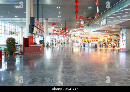 MACAO, CHINA - 17. FEBRUAR 2016: Innenseite der Macau International Airport. Macau International Airport ist ein internationaler Flughafen in der speziellen Verwaltung Stockfoto