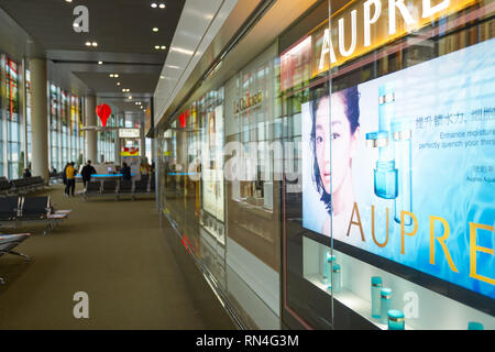 MACAO, CHINA - 17. FEBRUAR 2016: Innenseite der Macau International Airport. Macau International Airport ist ein internationaler Flughafen in der speziellen Verwaltung Stockfoto