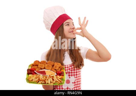 Happy girl Kochen mit Chicken Nuggets und ok Handzeichen Stockfoto