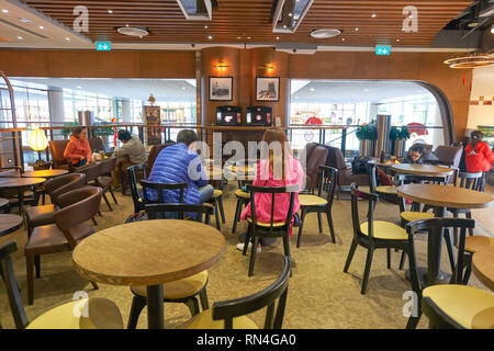 MACAO, CHINA - 17. FEBRUAR 2016: Pacific Kaffee in Macau International Airport. Macau International Airport ist ein internationaler Flughafen in der Spezia Stockfoto