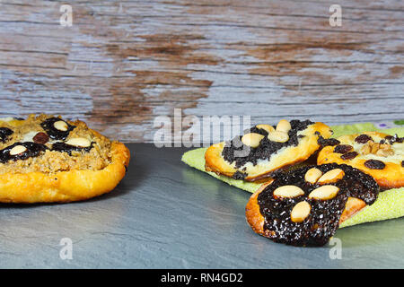 Hefe Kuchen mit Mohn, Mandeln, Rosinen und Käse mit Handtuch Stockfoto