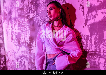 Angenehme schwere Frau mit großen schönen Ohrringe Stockfoto