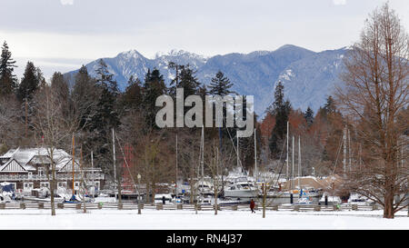 Stanley Park Hafen mit Berggipfeln im Norden Vancouvers im Hintergrund, Vancouver, British Columbia, Kanada Stockfoto