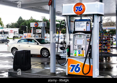 Februar 16, 2019 Mountain View/CA/USA - 76 Tankstelle in South San Francisco Bay Area. Stockfoto