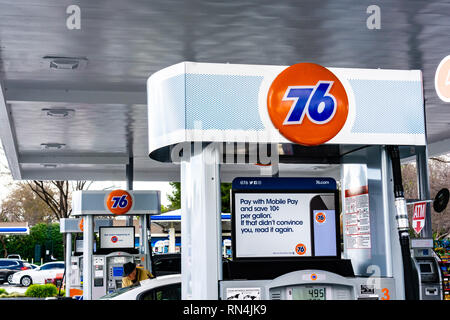 Februar 16, 2019 Mountain View/CA/USA - 76 Tankstelle in South San Francisco Bay Area. Stockfoto