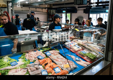 3. Januar 2019, Melbourne Victoria Australien: Fisch Shop und Fischhändler im Queen Victoria Market in Melbourne, Victoria, Australien Stockfoto