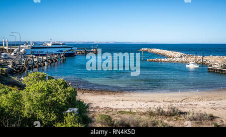 1. Januar 2019, Cape Jervis, South Australia: Sealink Boat Harbour View und Kangaroo Island mit der Fähre von Cape Jervis Landspitze in SA Australien Stockfoto