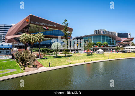 31. Dezember 2018, Adelaide South Australia: Adelaide Convention Centre am Flussufer und Torrens River View in Adelaide SA Australia Stockfoto