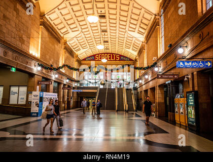 31. Dezember 2018, Adelaide South Australia: Innenansicht von Adelaide Bahnhof Bahnhofshalle mit Menschen in Adelaide SA Australia Stockfoto