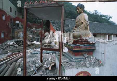 Bildunterschrift: Fengdu, Hubei, China - Nov 2002. Eine alte buddhistische Tempel in der Stadt Fengdu Yangtze geborgen werden von Baustoffen vor der Stadt ist Stockfoto