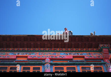 Bildunterschrift: Rongbatsa, Sichuan, China - 23 Aug 2002. Ein Mönch das Schlagen der Trommel Nachmittag puja an Tadgi Gompa in der ehemaligen Tibetischen Königreichs Kham zu nennen. D Stockfoto