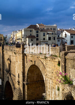 Die Puente Nuevo, eine Brücke aus dem 18. Jahrhundert, die eine 120 Meter lange Schlucht in Ronda überspannt, einer historischen Stadt in Andalusien, Spanien. Stockfoto