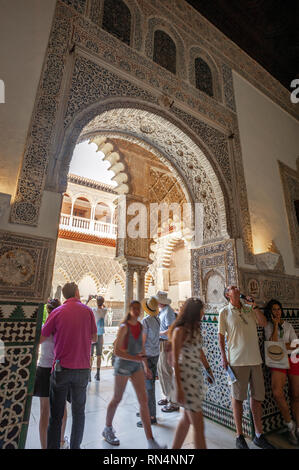 Touristen an der Alcazar von Sevilla, der königliche Palast, der auf dem Gelände eines Abbadid muslimische Festung in Spanien gebaut. Stockfoto