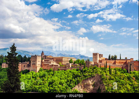 Die Alhambra ab dem Mirador San Nicolas, ein Plaza und Aussichtsplattform der Stadtviertel Albayzin in Granada, Spanien gesehen. Stockfoto