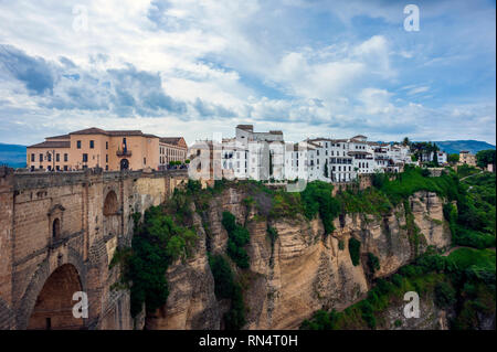 Die Puente Nuevo, eine Brücke aus dem 18. Jahrhundert, die eine 120 Meter lange Schlucht in Ronda überspannt, einer historischen Stadt in Andalusien, Spanien. Stockfoto