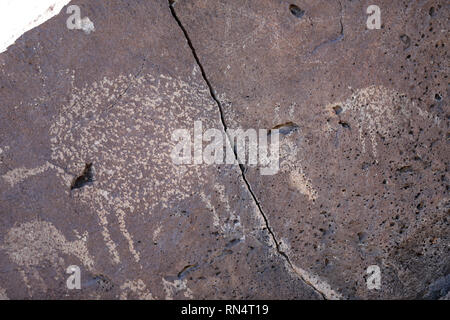 Alte Gebürtige amerikanische Rock Art entlang der Rinconada Trail im Petroglyph National Monument, Albuquerque, New Mexico Stockfoto