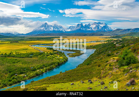 Die Peaks von Paine Grande, Cuernos und Torres del Paine mit dem türkisfarbenen Wasser der Gletscher Serrano River in der Nähe von Puerto Natales, Patagonien, Chile.