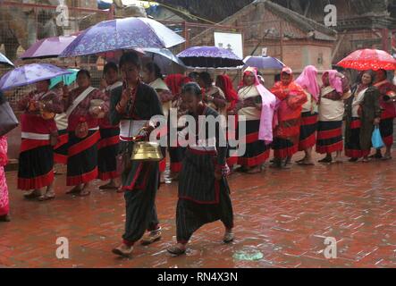 Kathmandu, Nepal. 16 Feb, 2019. Frauen aus Newar Gemeinschaft in traditionellen Trachten nehmen an der Prozession der Bhimsen Puja Feier in Lalitpur. Vor allem Menschen aus Newar Gemeinschaft Anbetung Gottheit Bhimsen für das Wohlergehen der Wirtschaft, Wohlstand und gutes Schicksal. Credit: Archana Shrestha/Pacific Press/Alamy leben Nachrichten Stockfoto