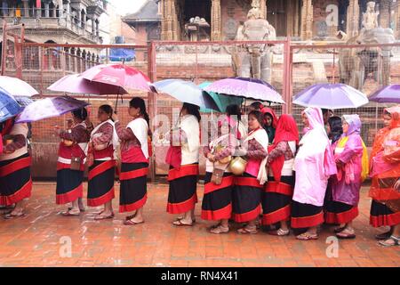 Kathmandu, Nepal. 16 Feb, 2019. Frauen aus Newar Gemeinschaft in traditionellen Trachten nehmen an der Prozession der Bhimsen Puja Feier in Lalitpur. Vor allem Menschen aus Newar Gemeinschaft Anbetung Gottheit Bhimsen für das Wohlergehen der Wirtschaft, Wohlstand und gutes Schicksal. Credit: Archana Shrestha/Pacific Press/Alamy leben Nachrichten Stockfoto